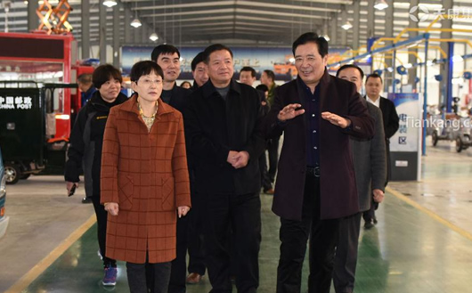 滁州市人大副主任朱云霞(左一)一行莅临天康集团调研工作,天康集团董事长赵宽(右一) 滁州市人大副主任朱云霞(左一)一行莅临天康集团调研工作,天康集团董事长赵宽(右一)